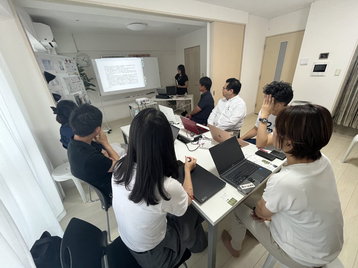 ChatGPTセミナーで、スクリーンを見ながら作業する参加者たち