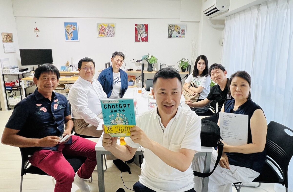 ChatGPTセミナーの参加者と講師の集合写真