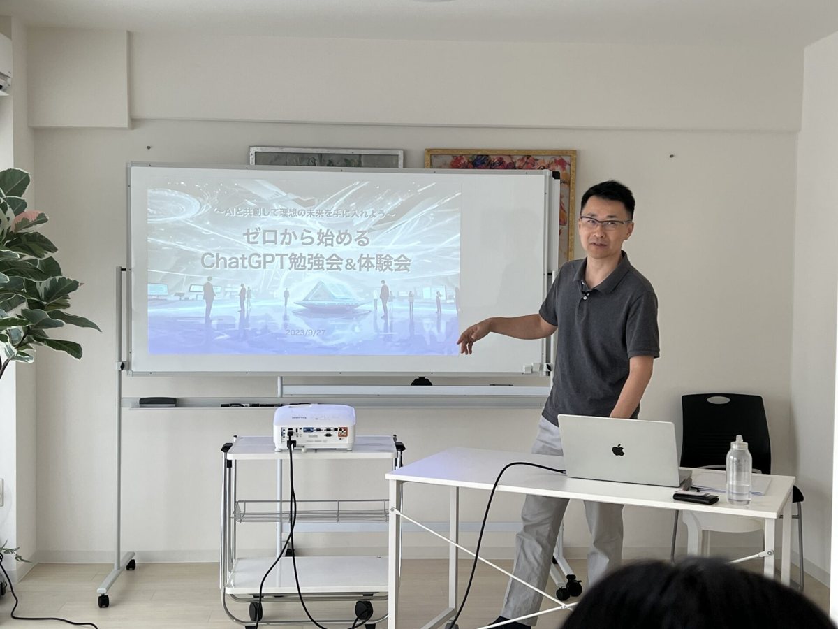 ChatGPT勉強会で、スクリーンの前で解説する伊藤ゆきひろ